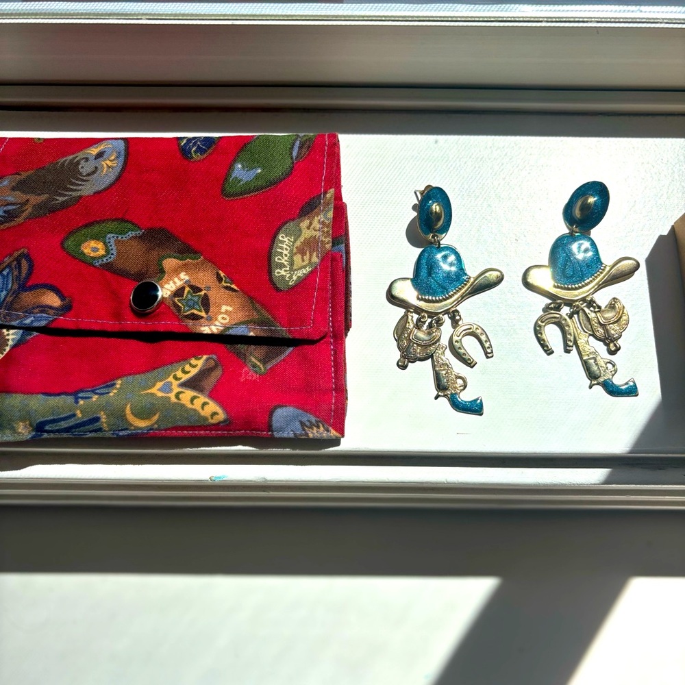 Vintage Cowboy Hat with Saddle and Pistole Earrings with Cowboy Print Pouch - Picture 3 of 11